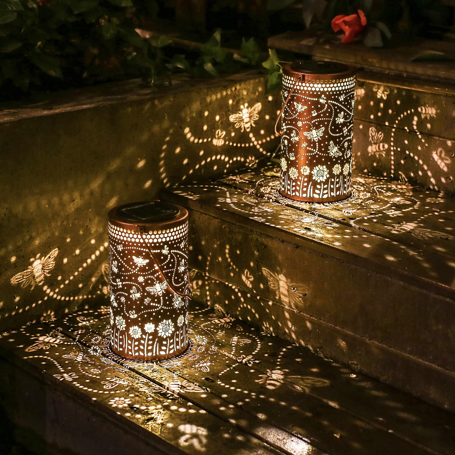 TIGGSY solar-powered bee lantern lights automatically when evening falls.