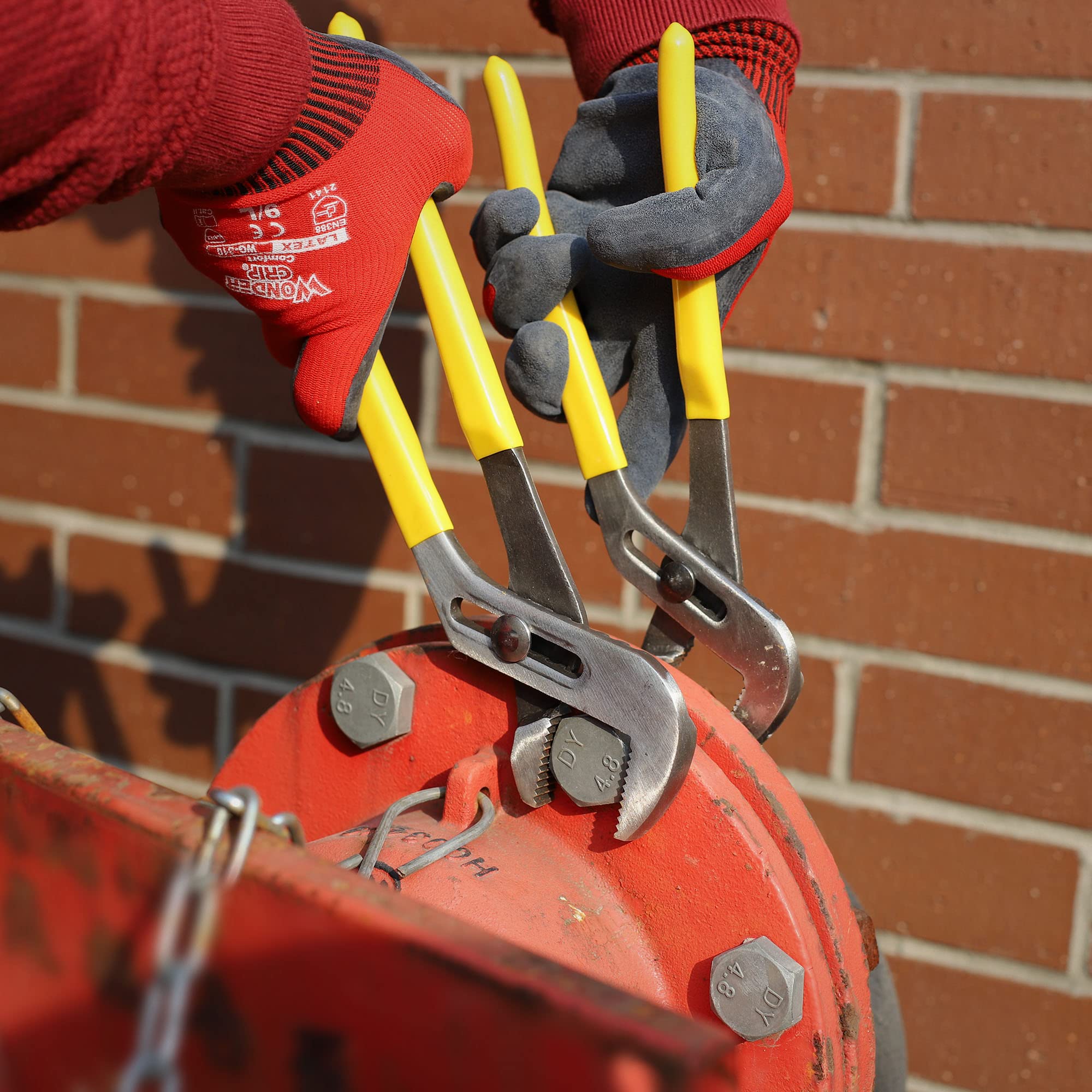 Topline heat-treated drop-forged steel delivers strength for tough tasks.