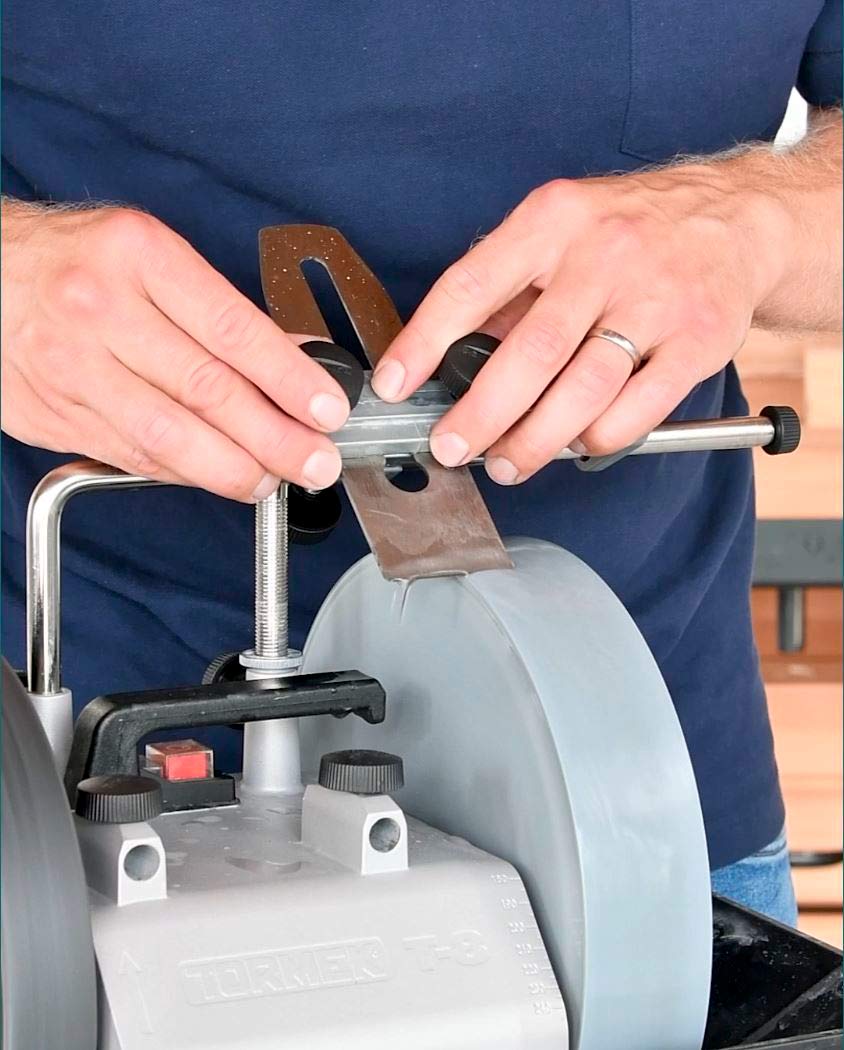 Tormek SE-77 handles chisels and plane irons up to 77 mm width.