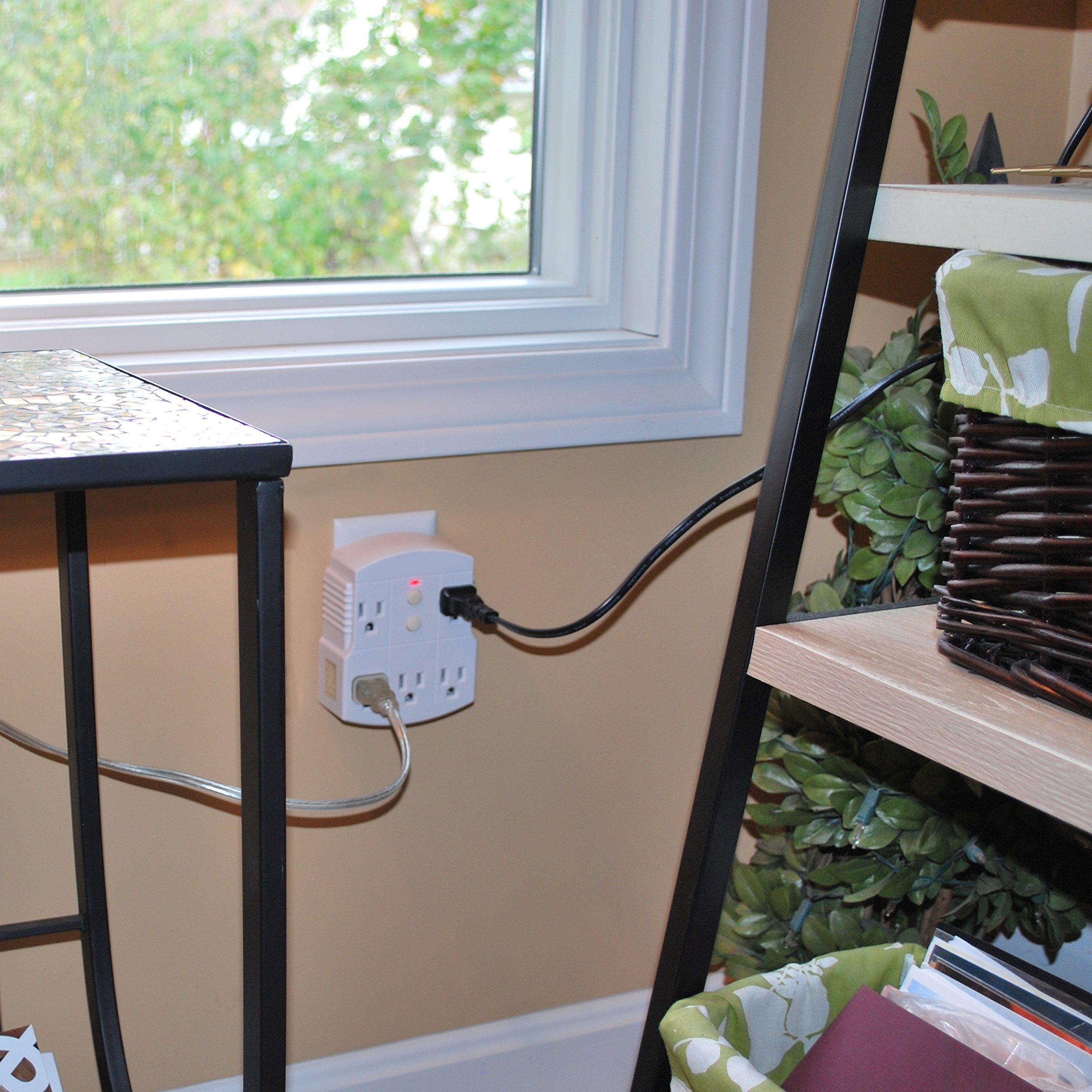 Tower 30440003 five NEMA 5-15R outlets simplify multi-device connections.