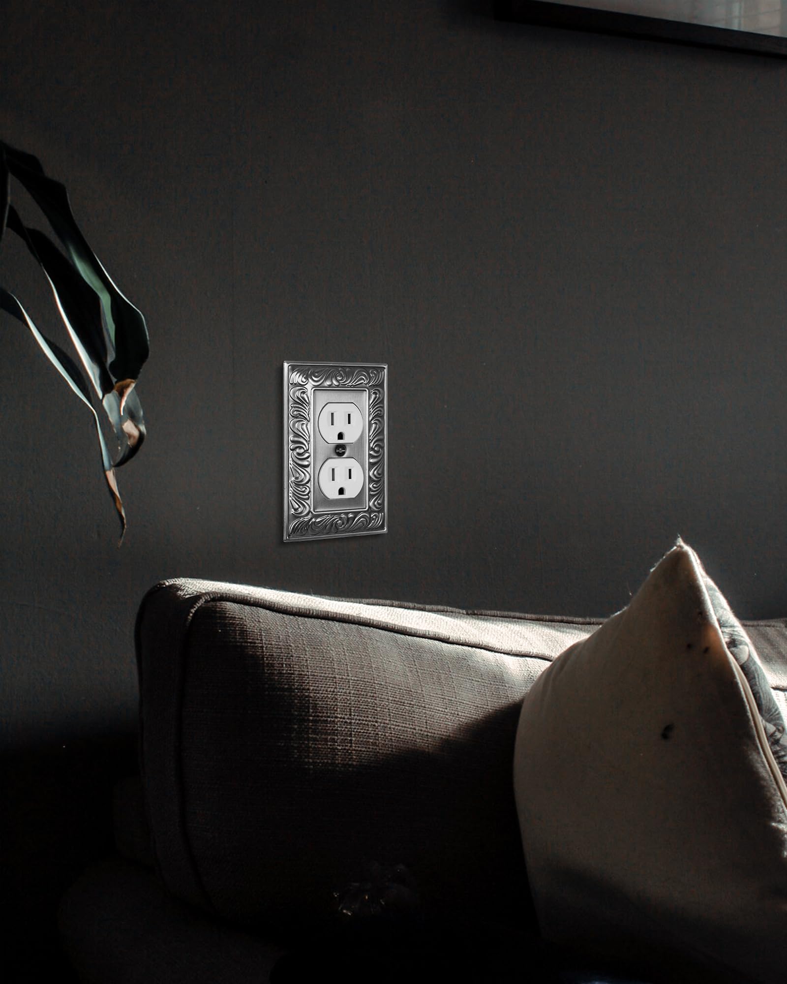 Treewell antique-silver border adds elegant detail to walls.