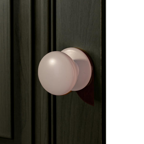 Trust4care weighted ergonomic grip demonstrated on a drawer pull