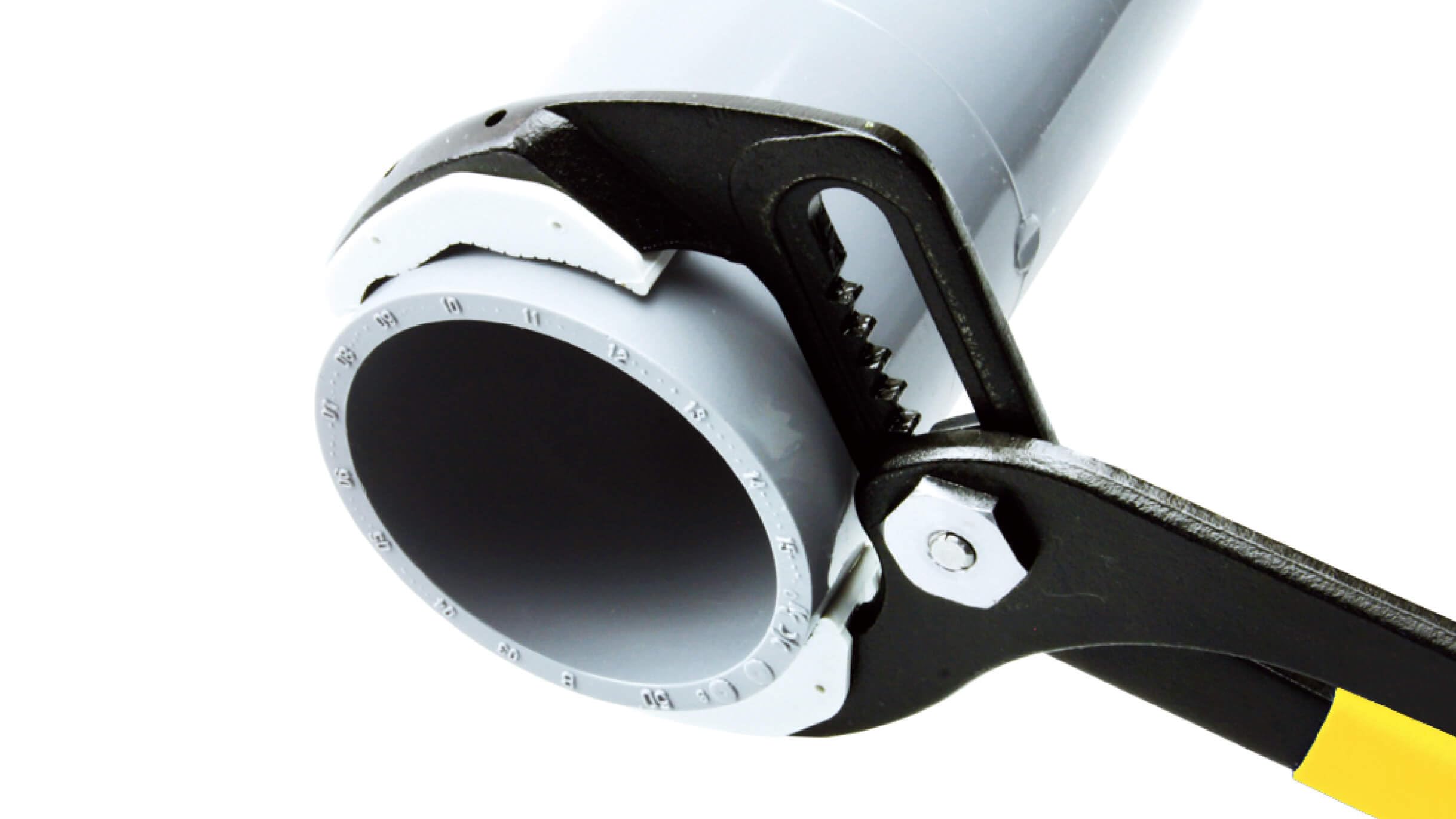 Tsunoda WP-300SC-S in use with a pipe illustrating versatile clamping range.