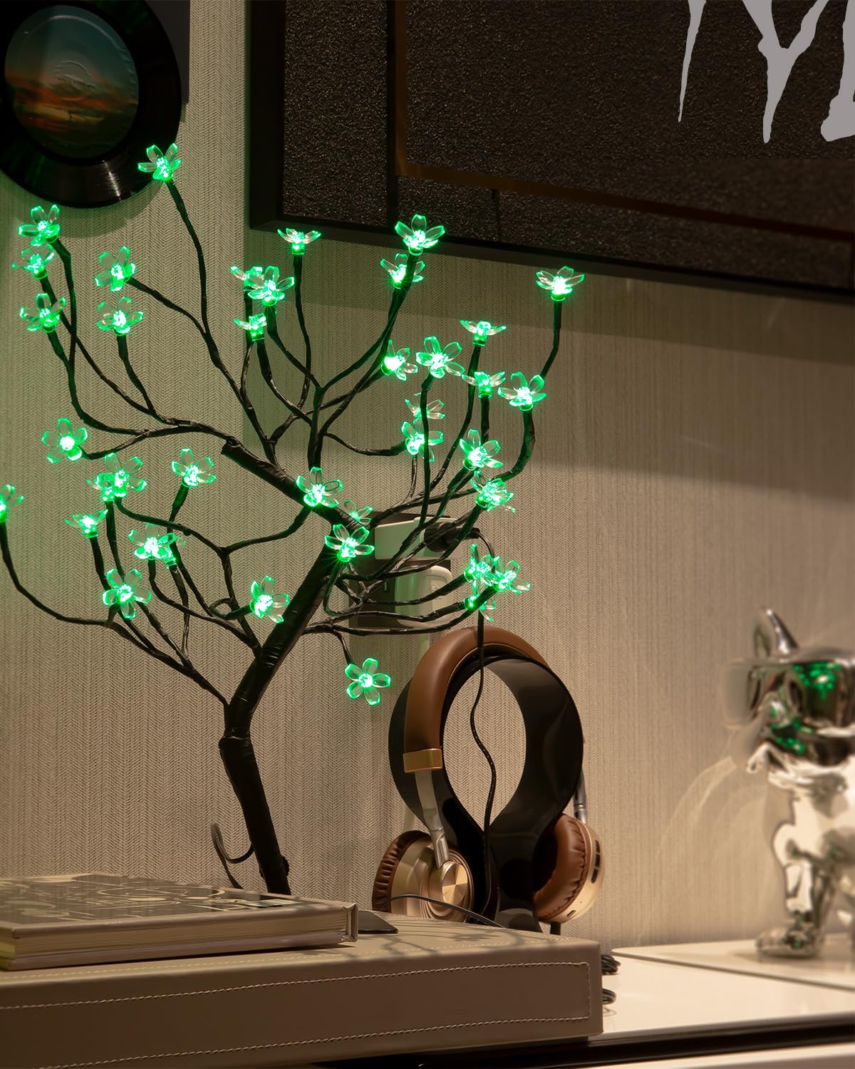 TYBEEU cherry blossom bonsai elevates ambience with customizable lighting options.