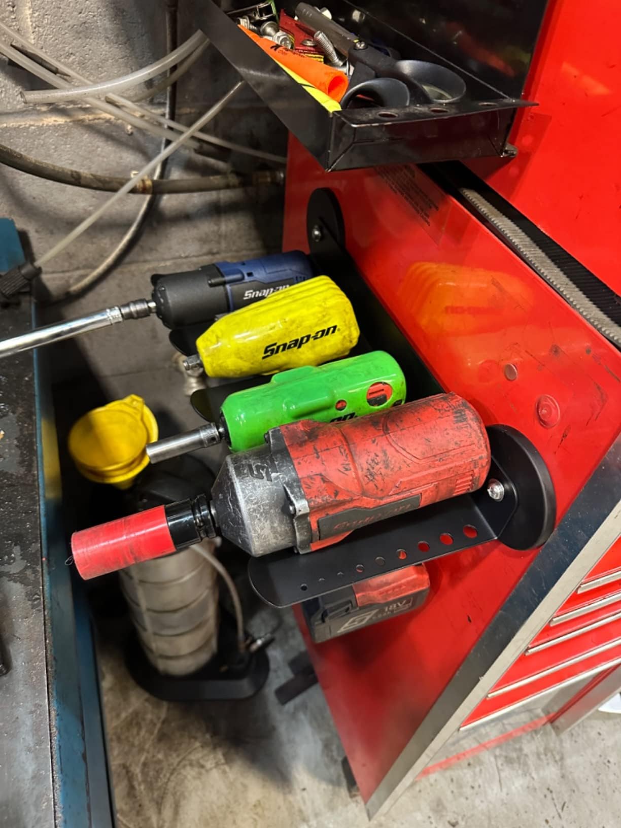 ULIBERMAGNET cordless drill rack keeps power tools neatly displayed.