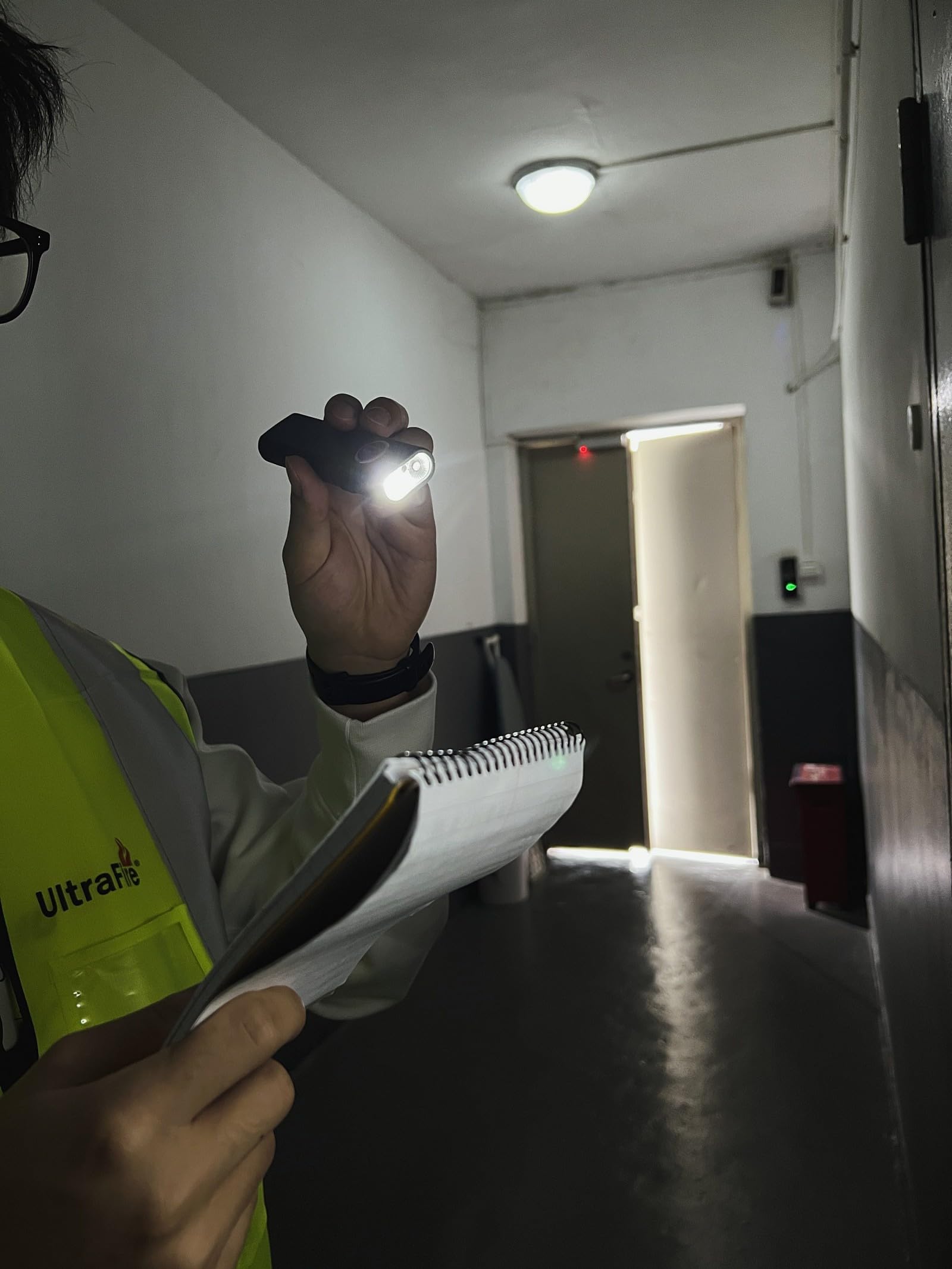 ULTRAFIRE S3 illuminates outdoor scenes at night