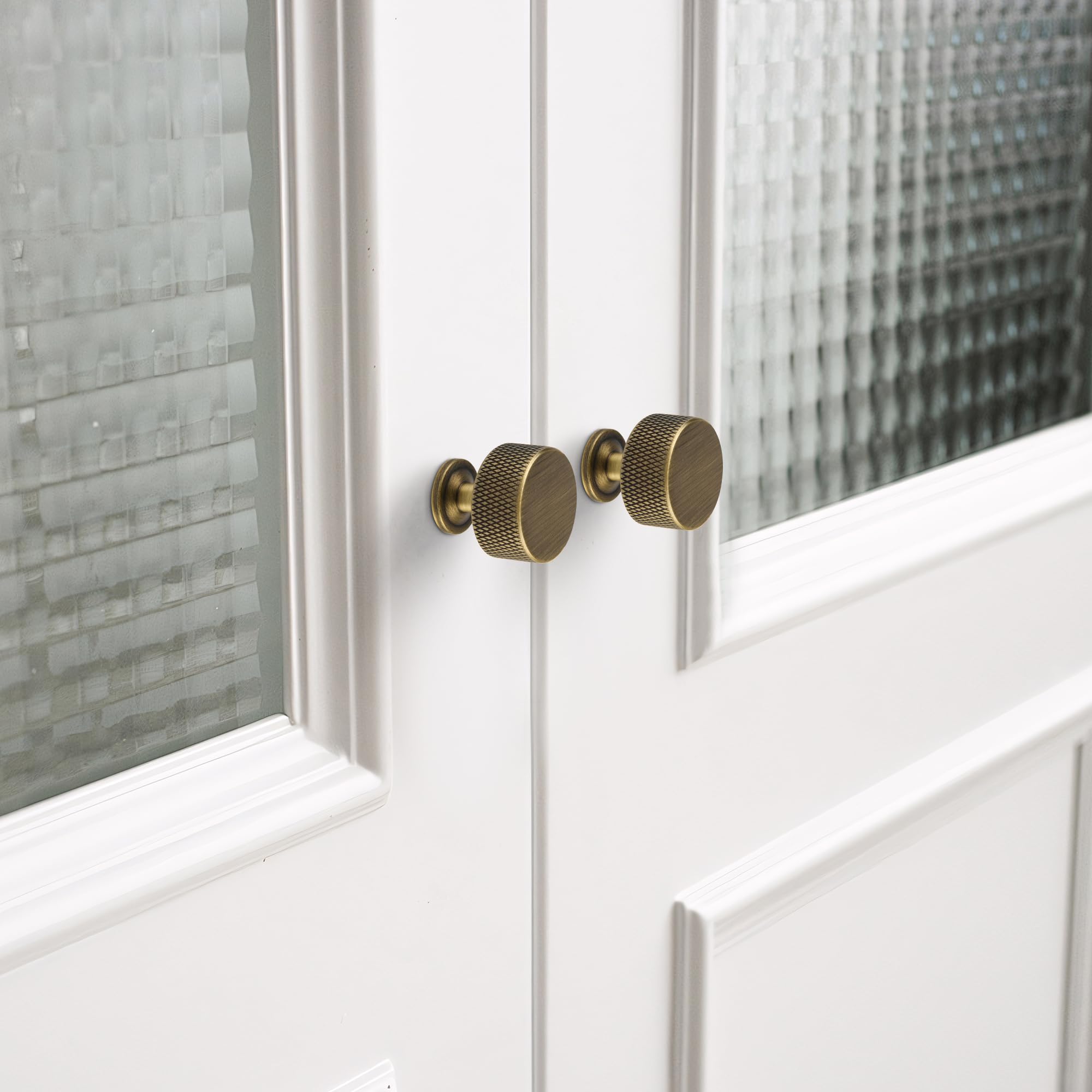Urnew furniture hardware brass knob, 1.1-inch diameter for drawers and cabinets.