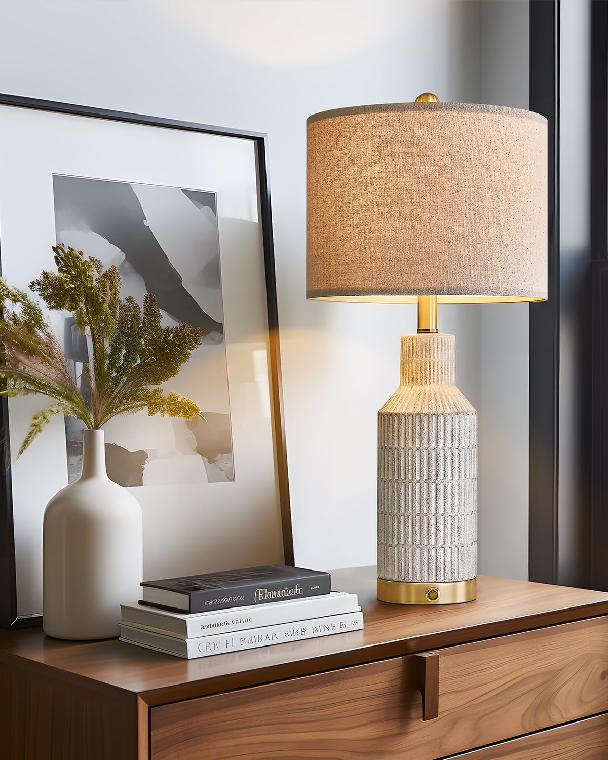 USumkky touch-control base demonstrates easy three-way dimming for mood lighting
