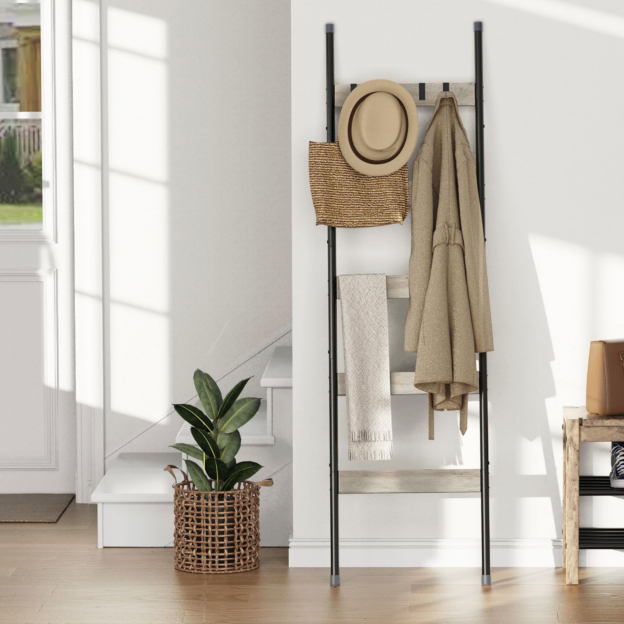Vantimo blanket ladder with 4 removable hooks for coats and scarves.