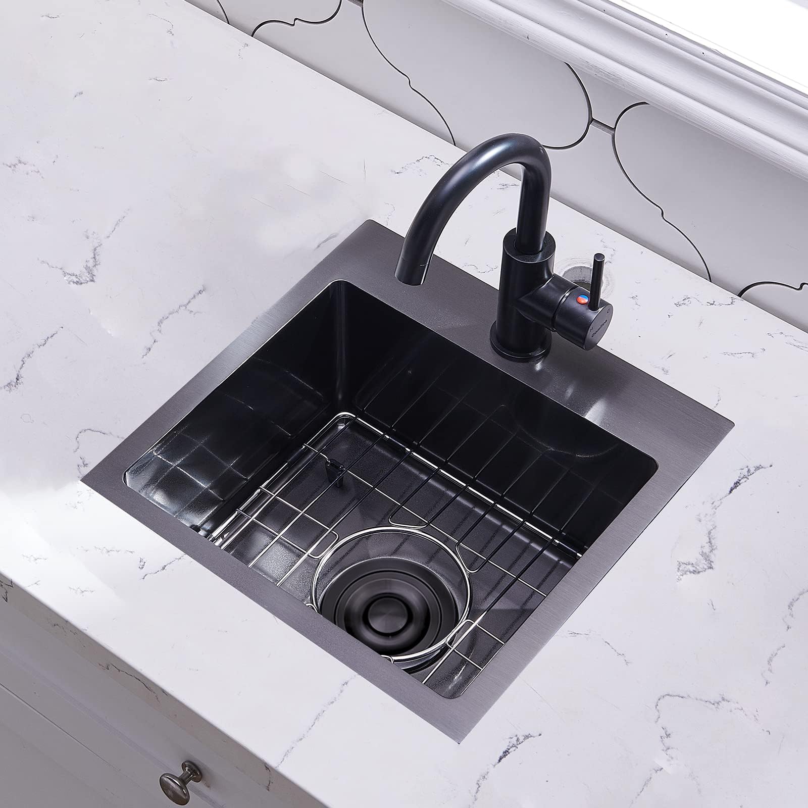 VAPSINT 16ga stainless steel bar sink suitable for rugged outdoor bars.