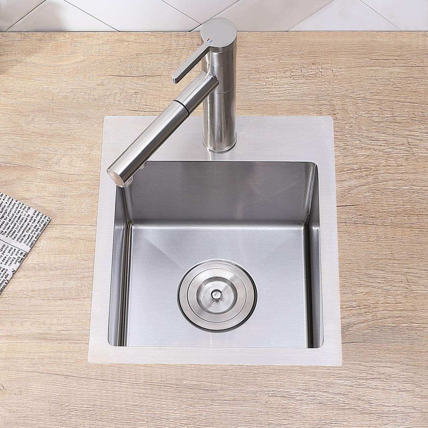 VC CUCINE packaging reflects dimensions and included components for easy installation.