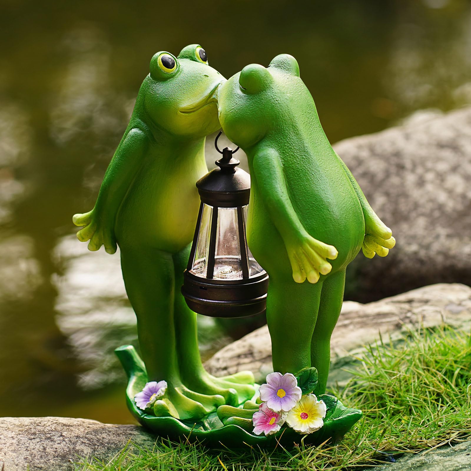 Vereemy solar frogs statue kissing on a leaf for romantic garden ambiance.