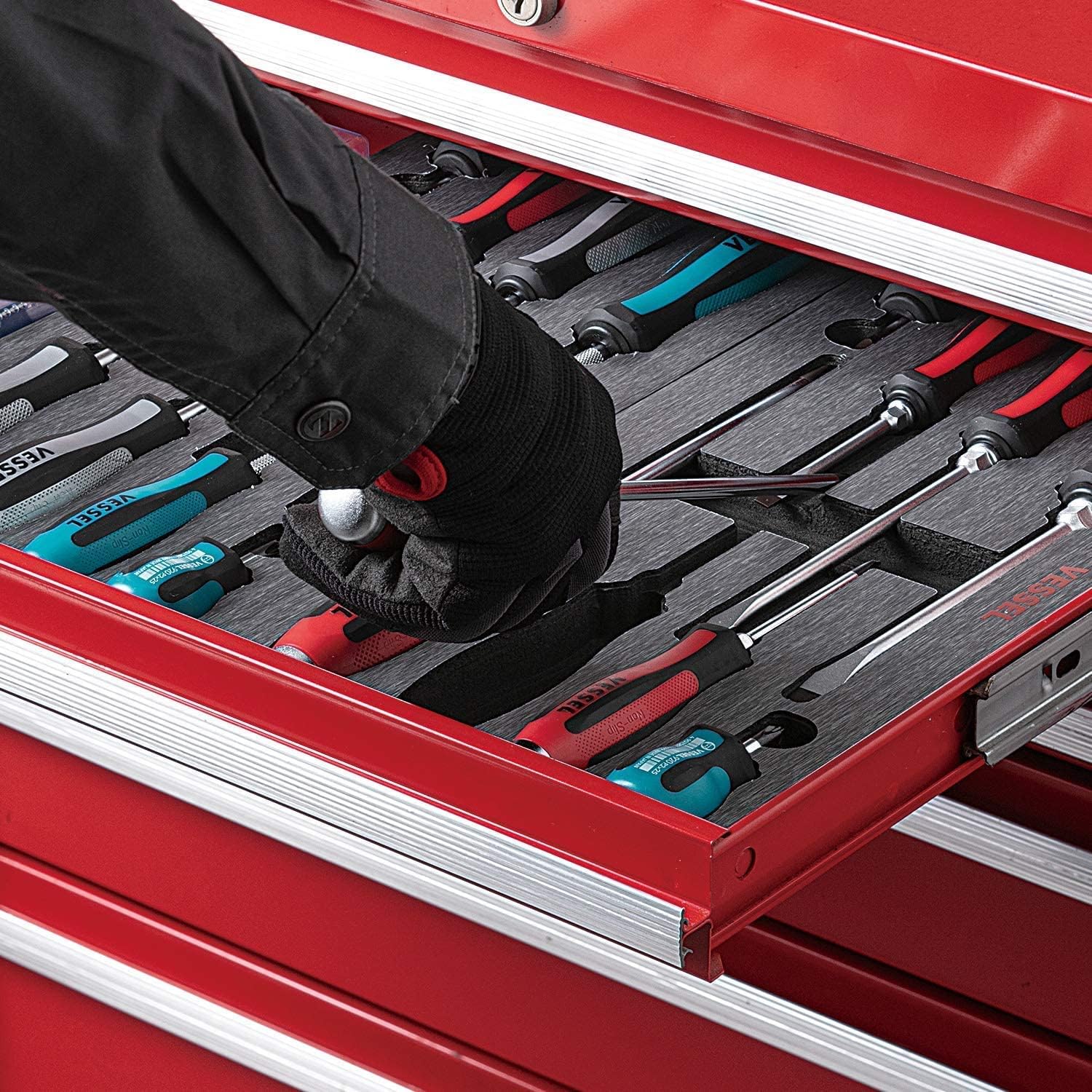 Ergonomic grip design reduces hand fatigue during long repair sessions.