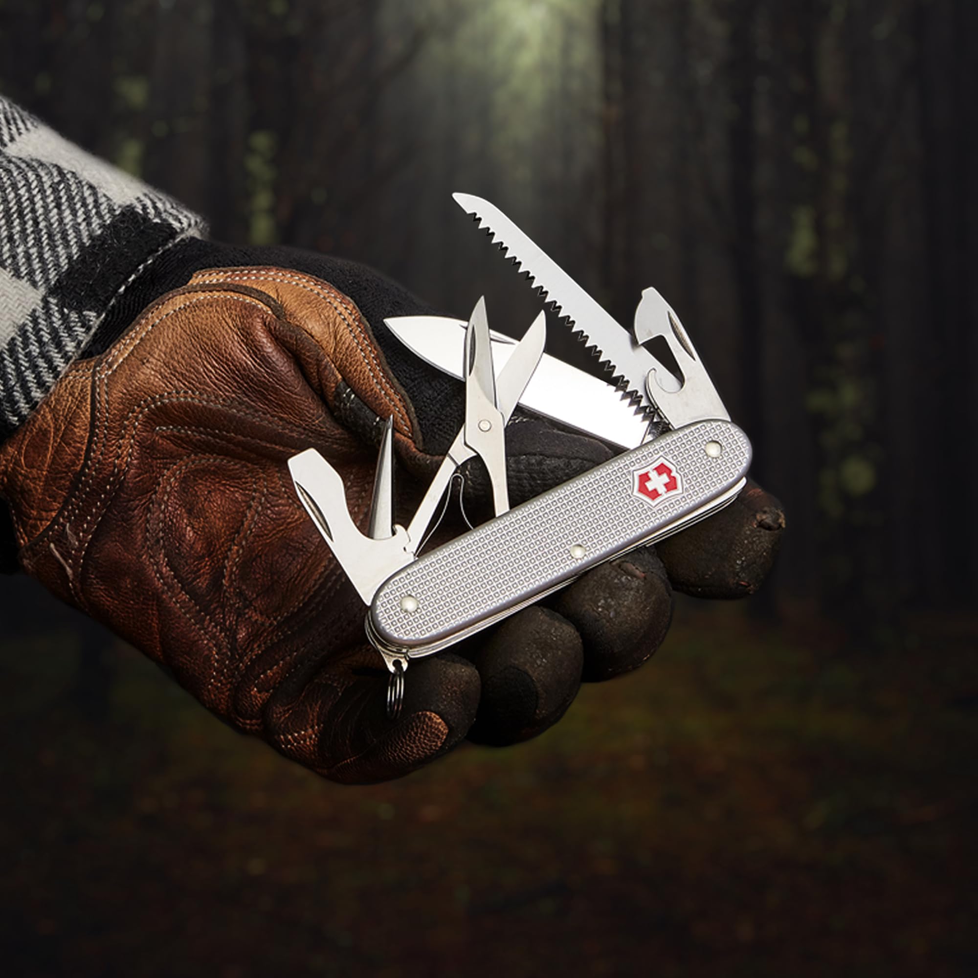 Victorinox Farmer X Alox stainless steel construction ensures lasting durability.