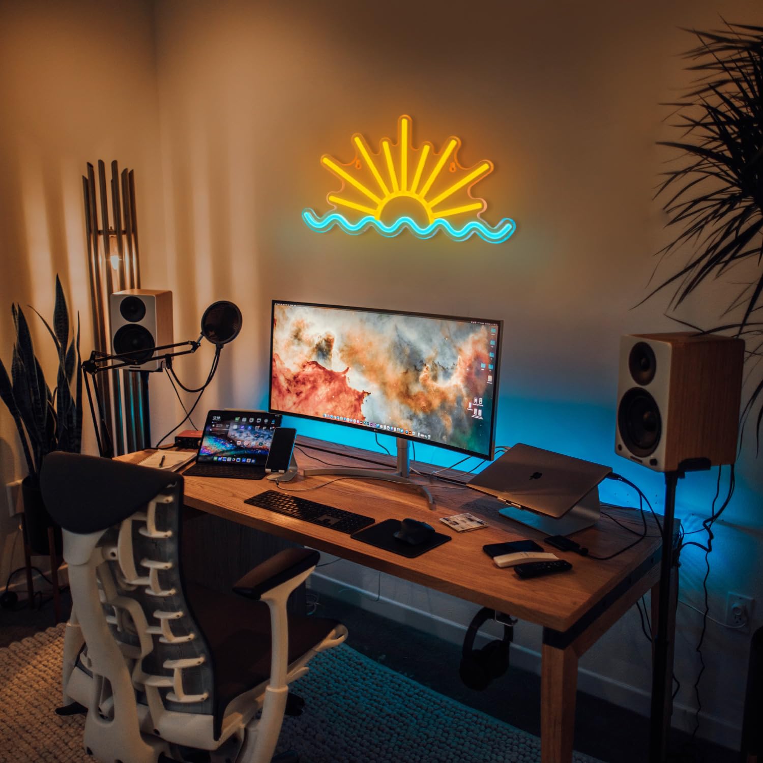 VIKLIU Sunset Neon Sign powered by USB for flexible placement.