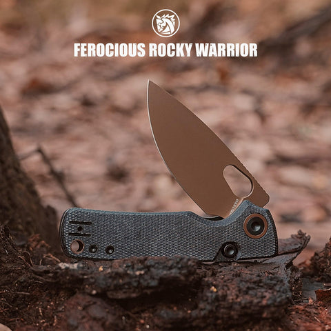 Vosteed Porcupine large thumb hole for quick blade access.