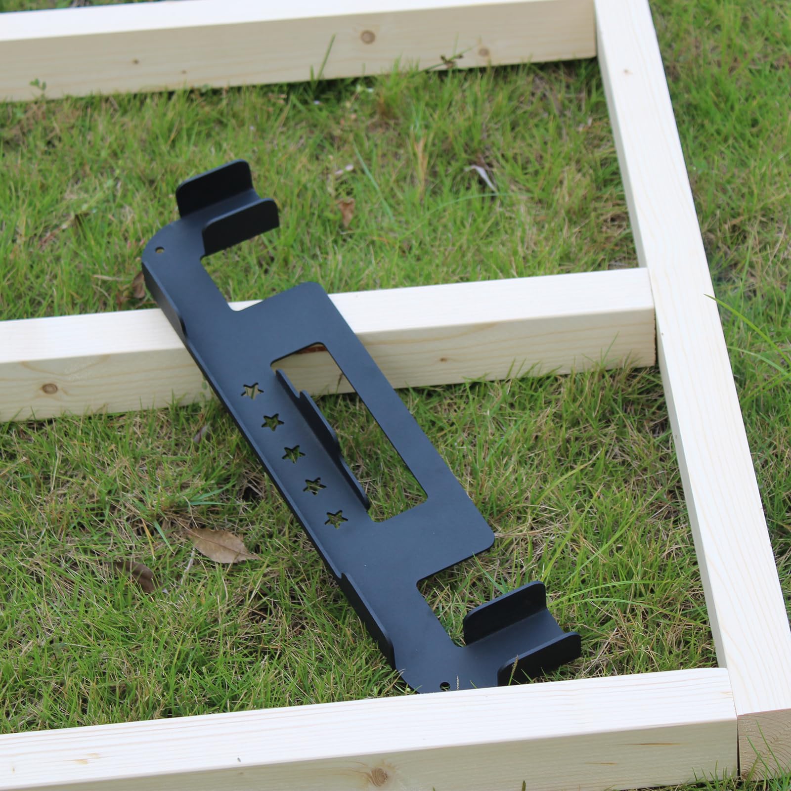 Wdwlbsm grooves guiding 16-inch lumber pieces