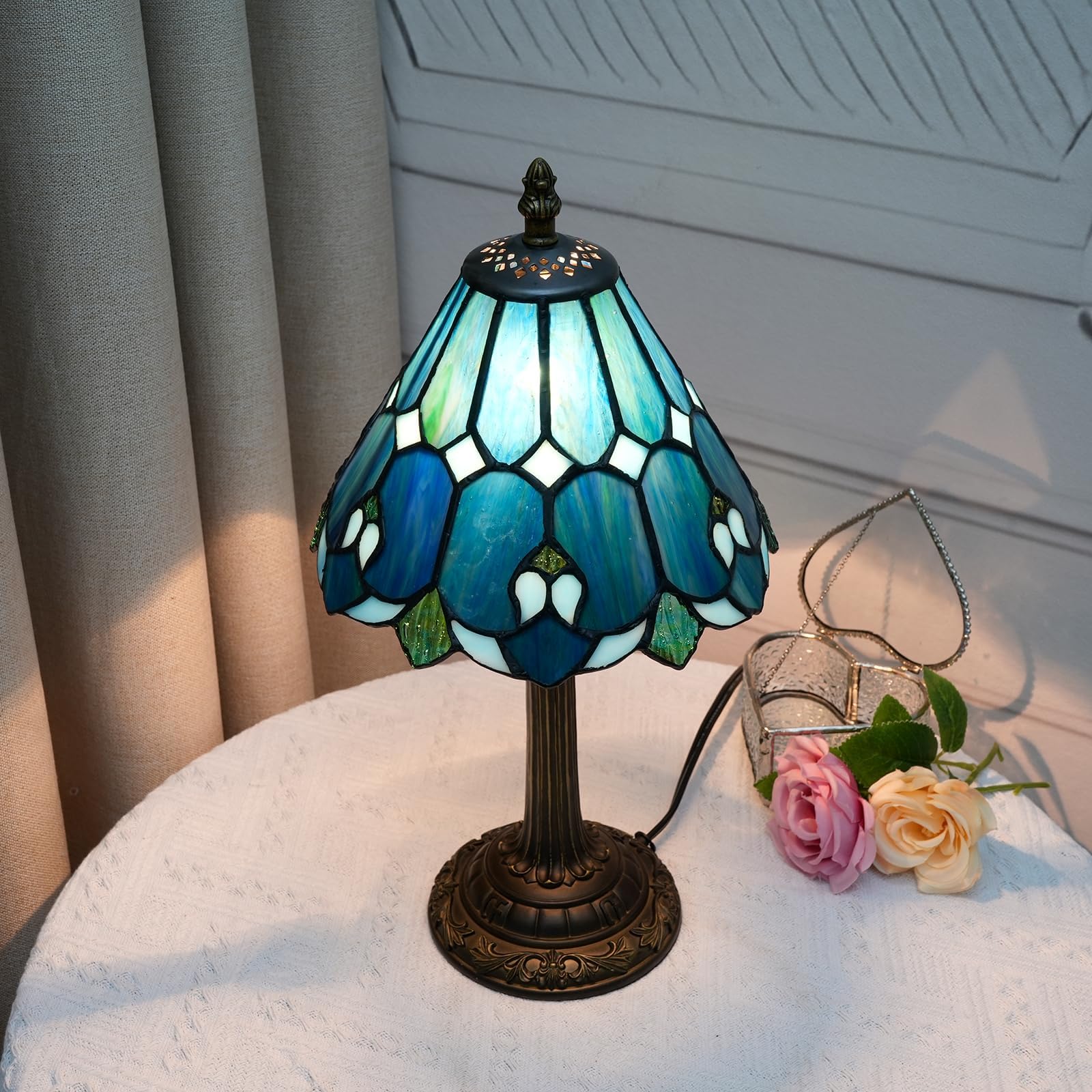 Wecrejoni gift-ready lamp decor for home lovers.