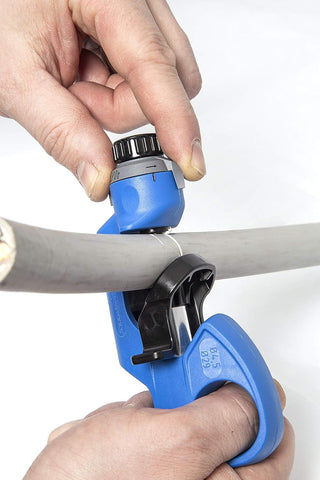 WEICON No. 4-29 longitudinal cut enables straight stripping along cable length
