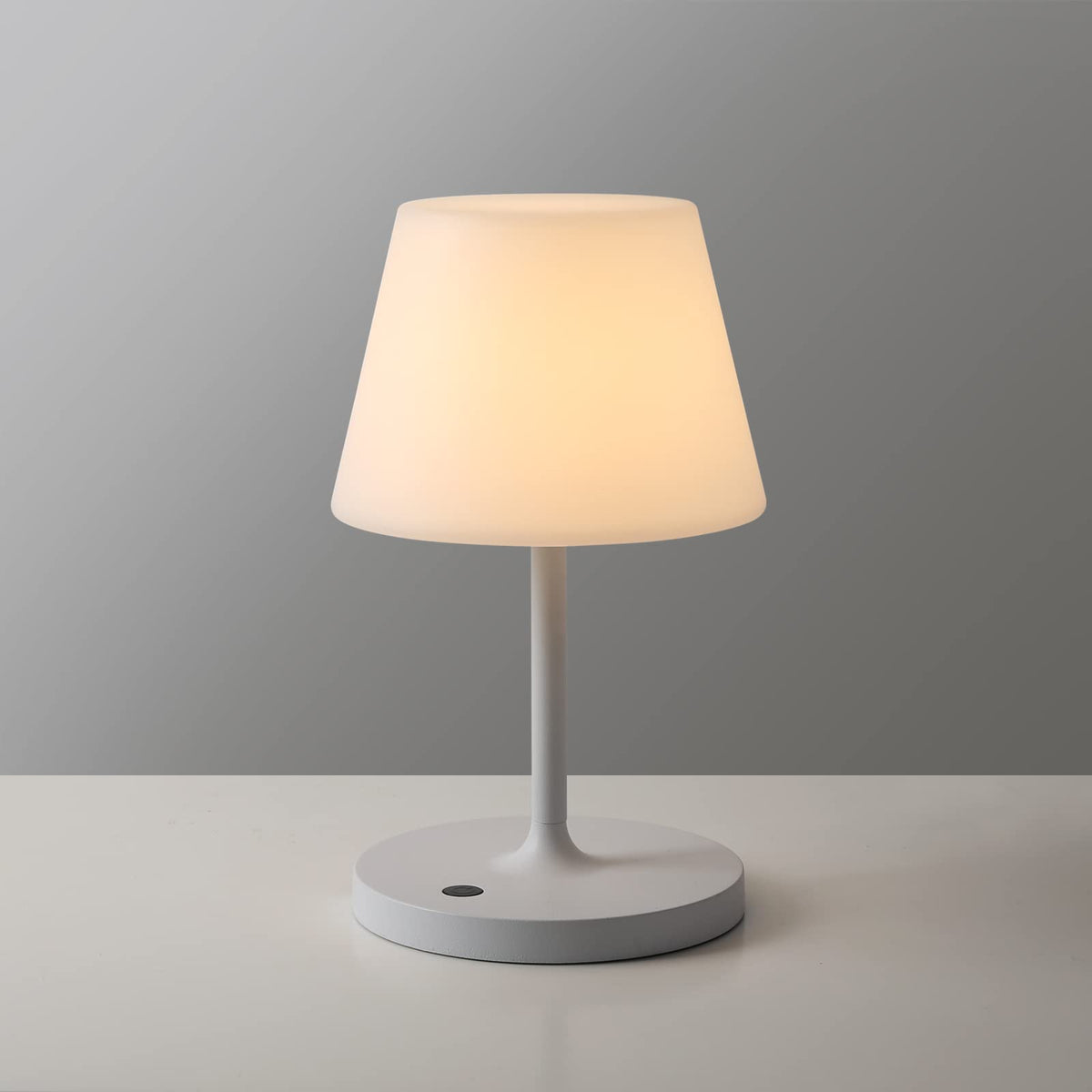 WEILAILUX outdoor table lamp in white provides cordless patio light