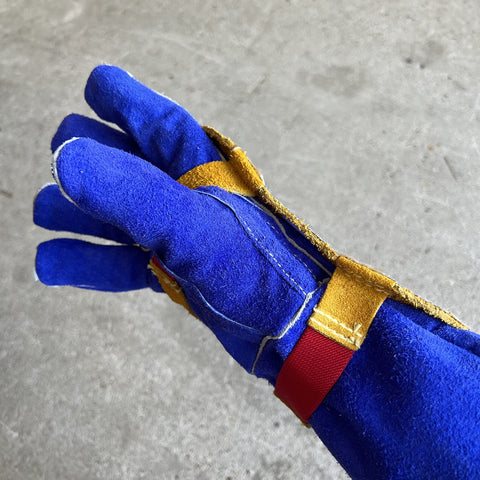 Aluminized layer reflects 95% radiant heat to help keep hands cooler