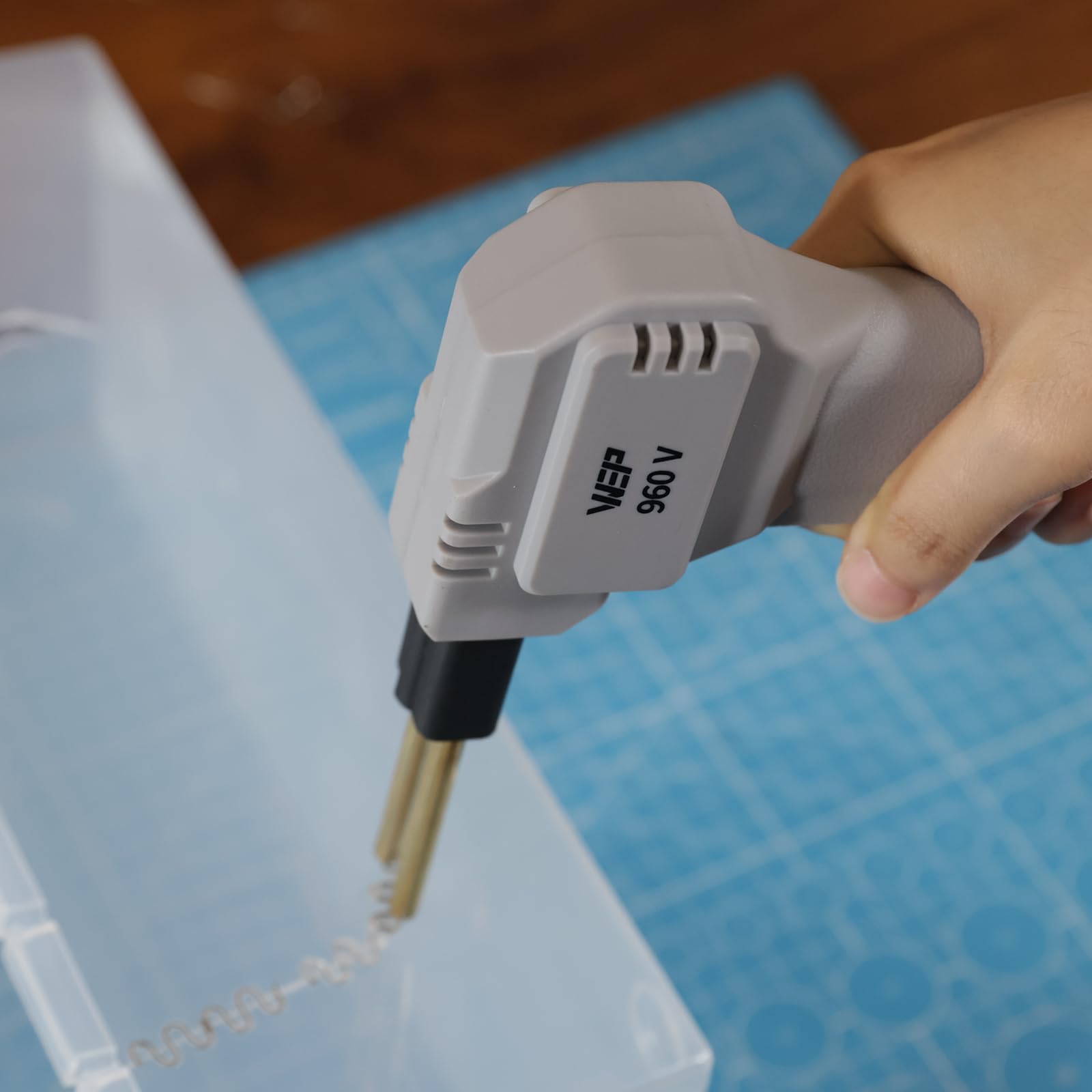 WEP 960-V LED light assists precise welding placement.