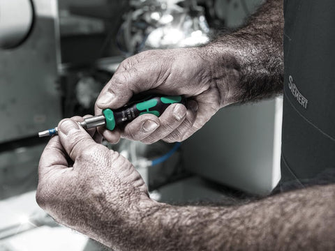 Wera 838 RA S BitHold screwdriver showing bit-hold system for secure bit changes.