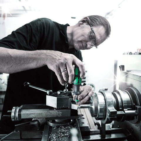 Wera Kraftform 7441 in-action for precise screw driving