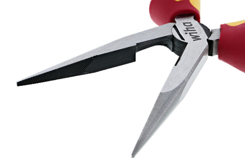 Wiha 32923 in action during a cable task demonstrating precision.
