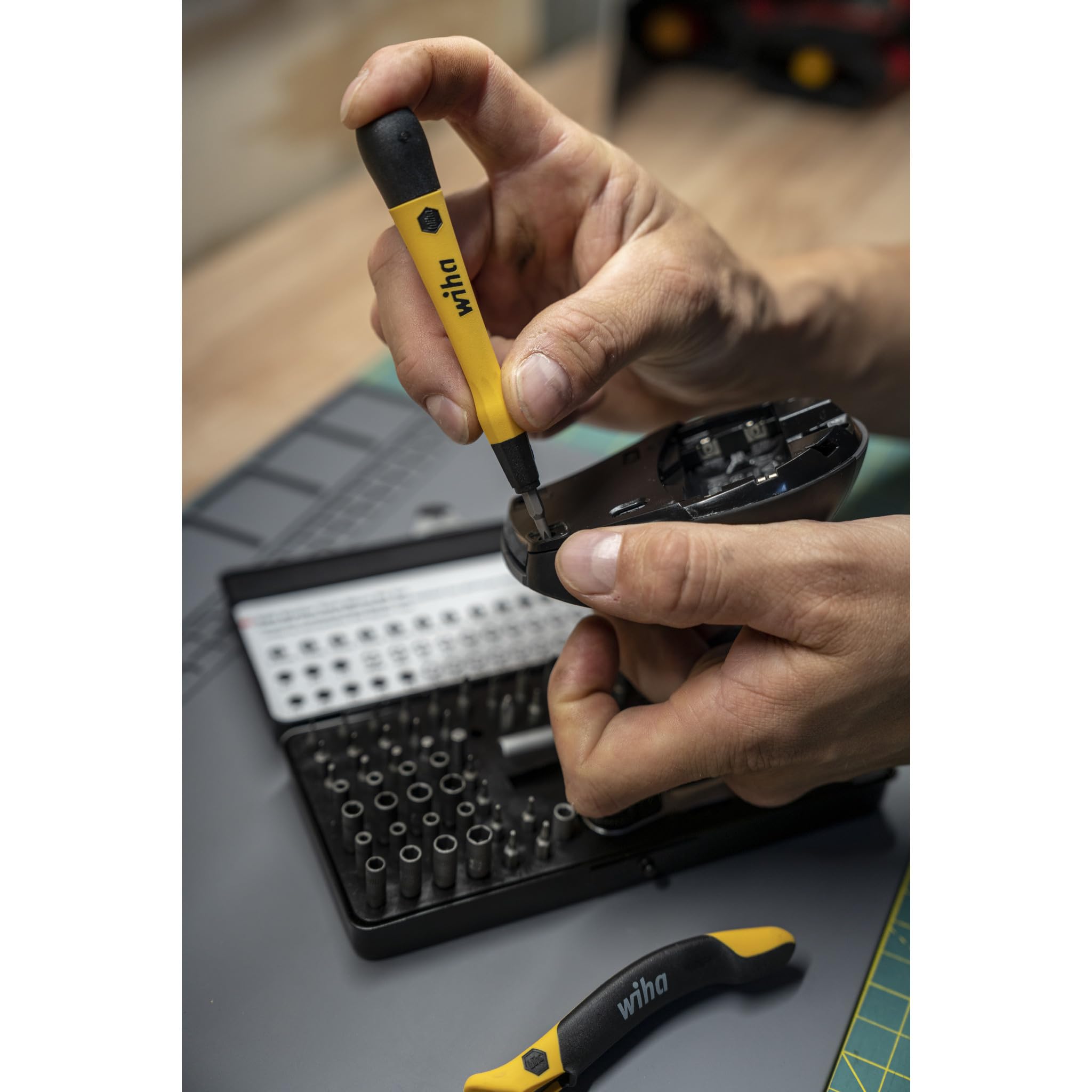 Wiha 75965 alloy steel bits resist wear for long-lasting performance.
