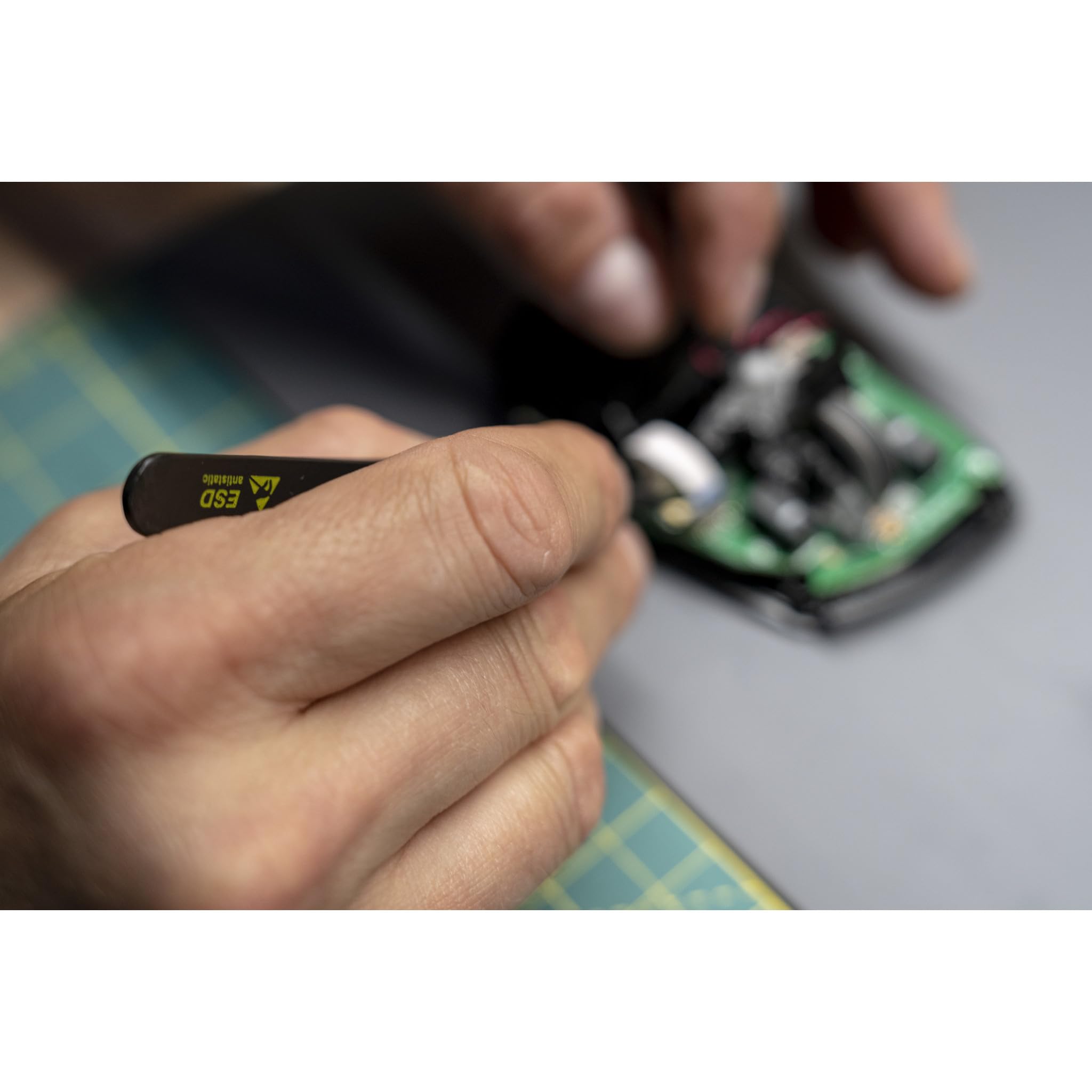 Wiha 75965 magnetic tips help hold fasteners for one-handed use.