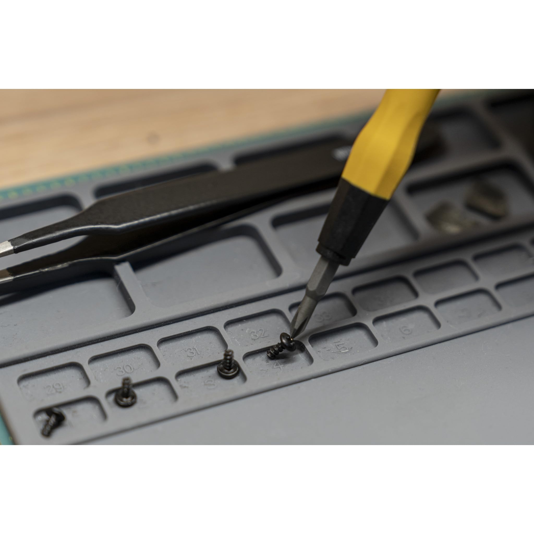 Wiha 75965 separate case stores all bits securely for organization.