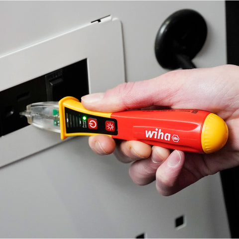 Wiha 25506 red compact handle supports one-handed operation