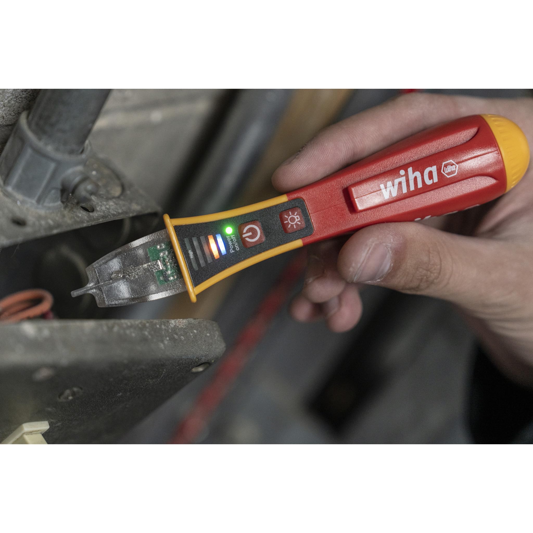 Wiha 25506 red proximity sensor captures voltage near terminals for quick checks