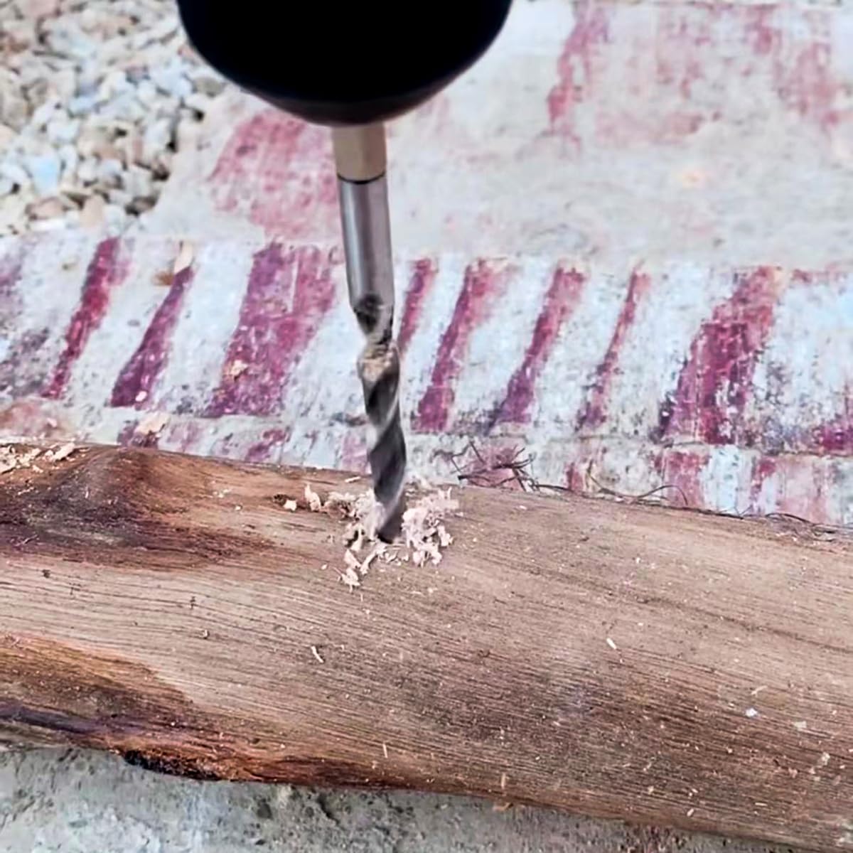WildBossy brad point set delivers smooth holes suitable for various wood projects.