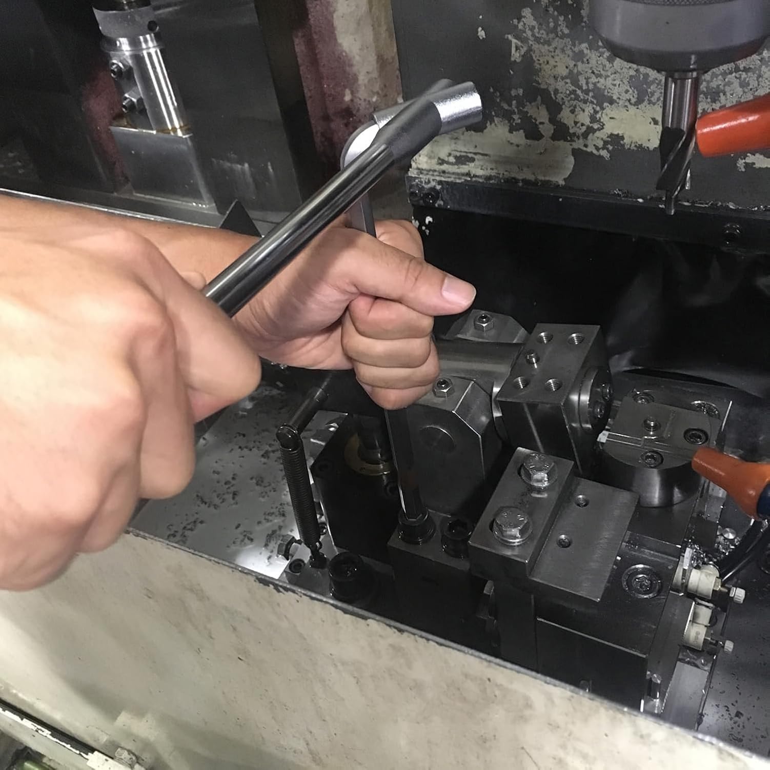 Wise TOOLs 2030 triple handle quick-turn in confined spaces