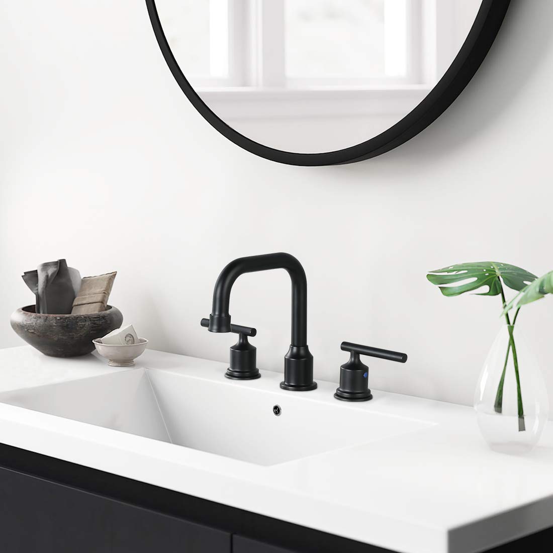 WOWOW 8-inch widespread installation view shows adjustable spacing for versatility.