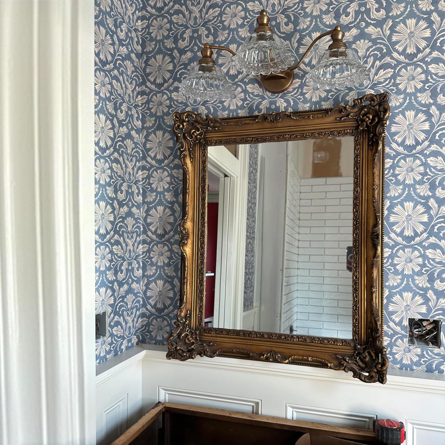 Crystal glass shades on XIEDUN vanity light delivering soft diffusion