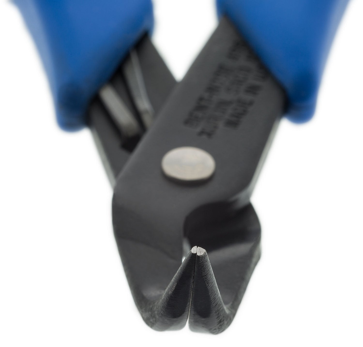 Xuron 486 soft rubber hand grips reduce slip and increase control during crafting.