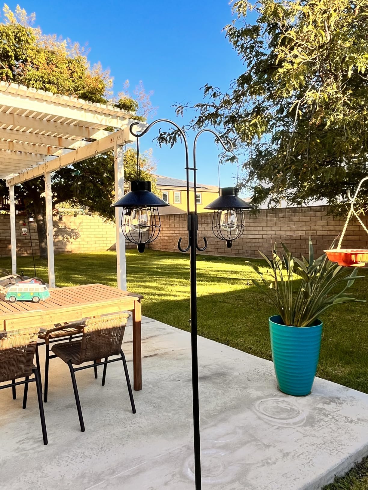 YAKii anti-rust metal shell keeps lanterns durable in outdoor conditions.