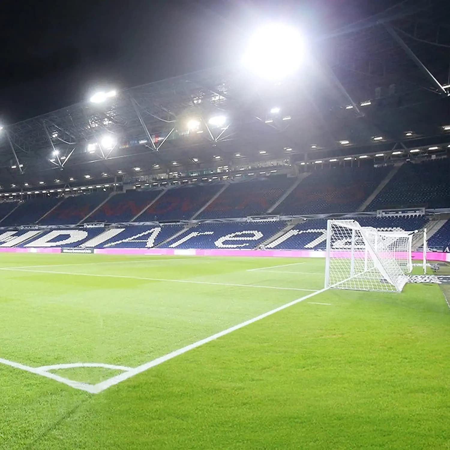YANYCN 43500 lumens provide broad coverage for sports facilities.