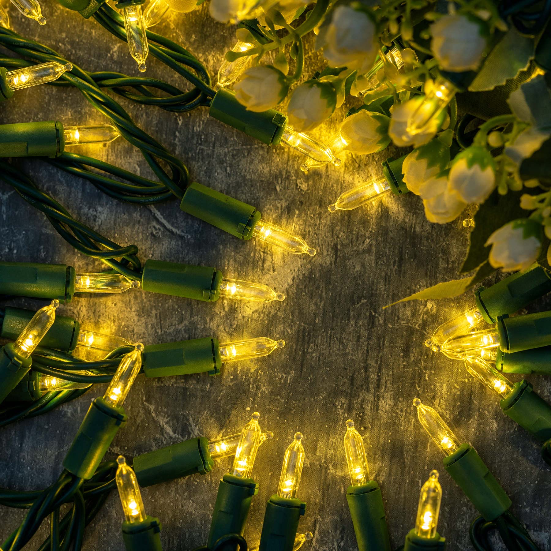 YULETIME end-to-end connectivity with plugs enables seamless expansion