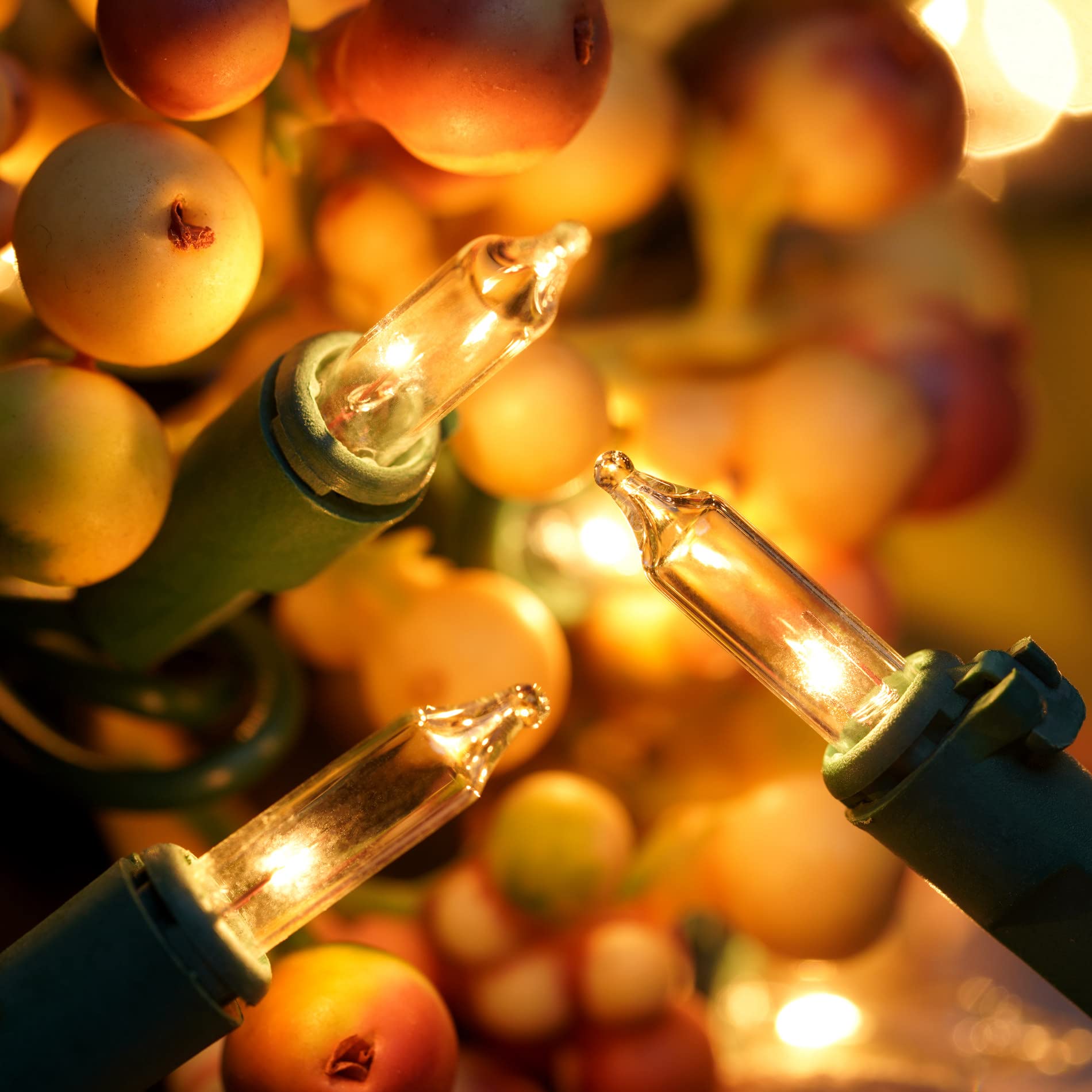 YULETIME close-up of green wire and glass bulbs for durability