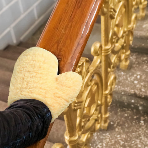 Yungyan mitt gloves in action for dusting and cleaning surfaces.