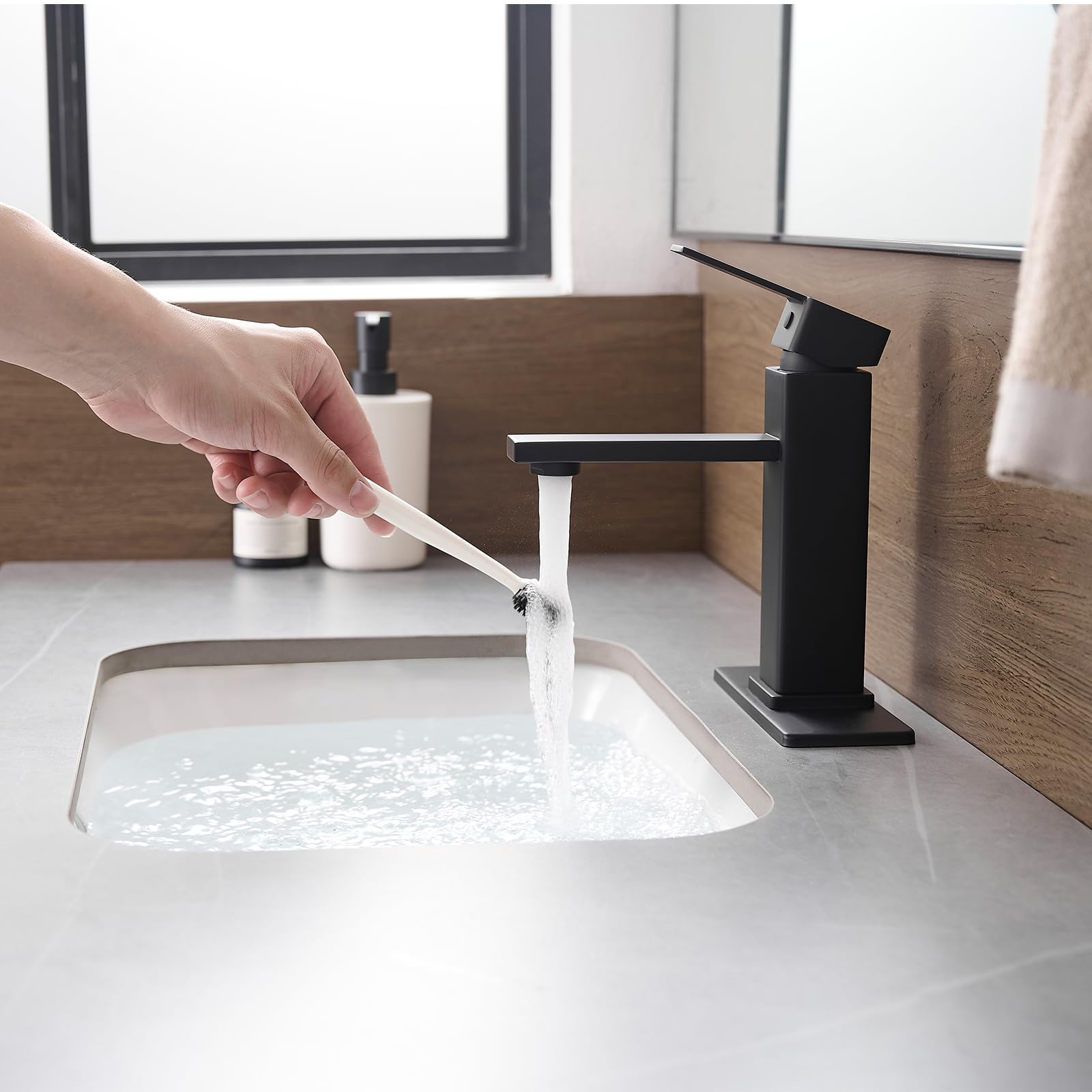YXOCVIR faucet panel enabling 1- or 3-hole installation for flexible mounting
