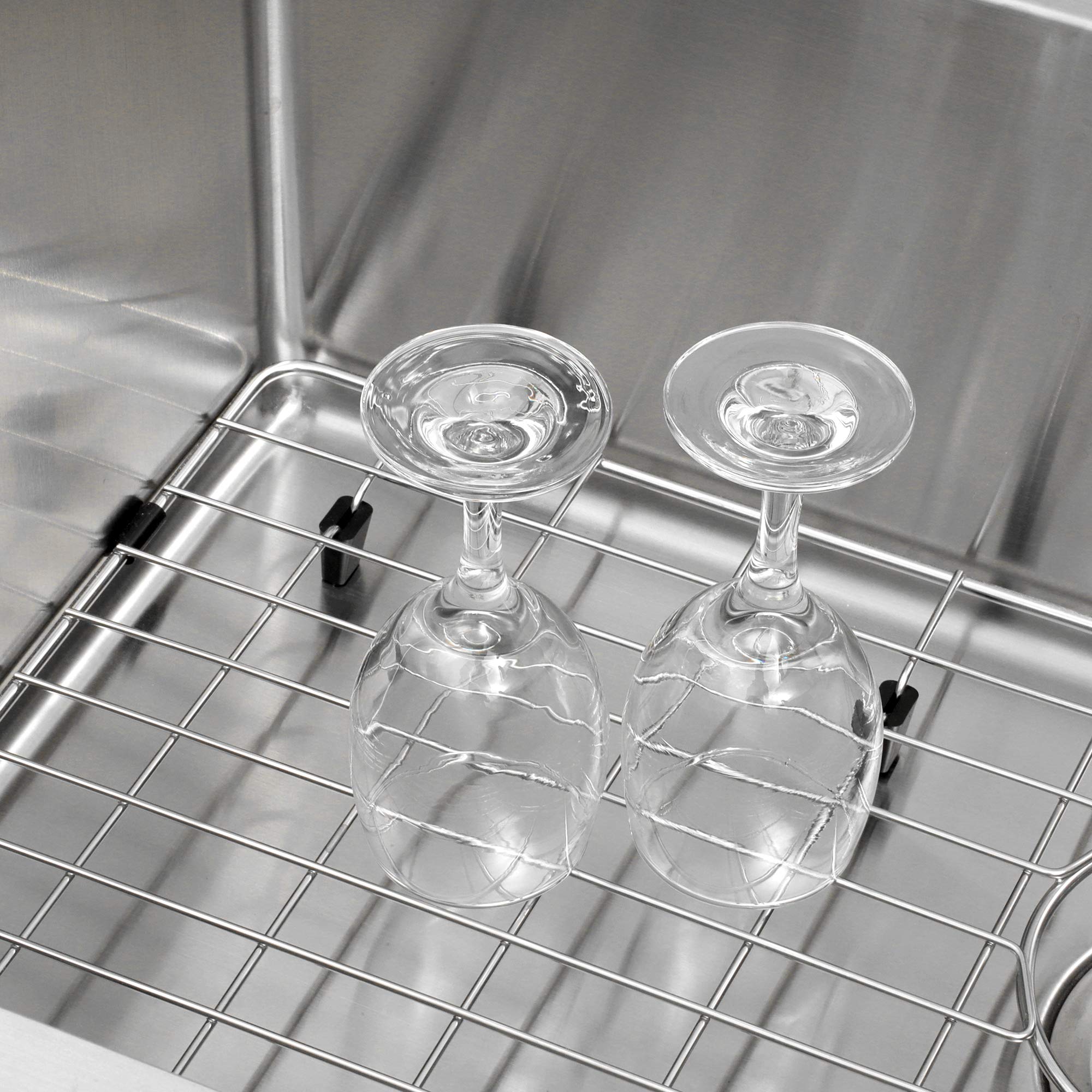Zeesink grid dries dishes and glassware while keeping the basin safe.