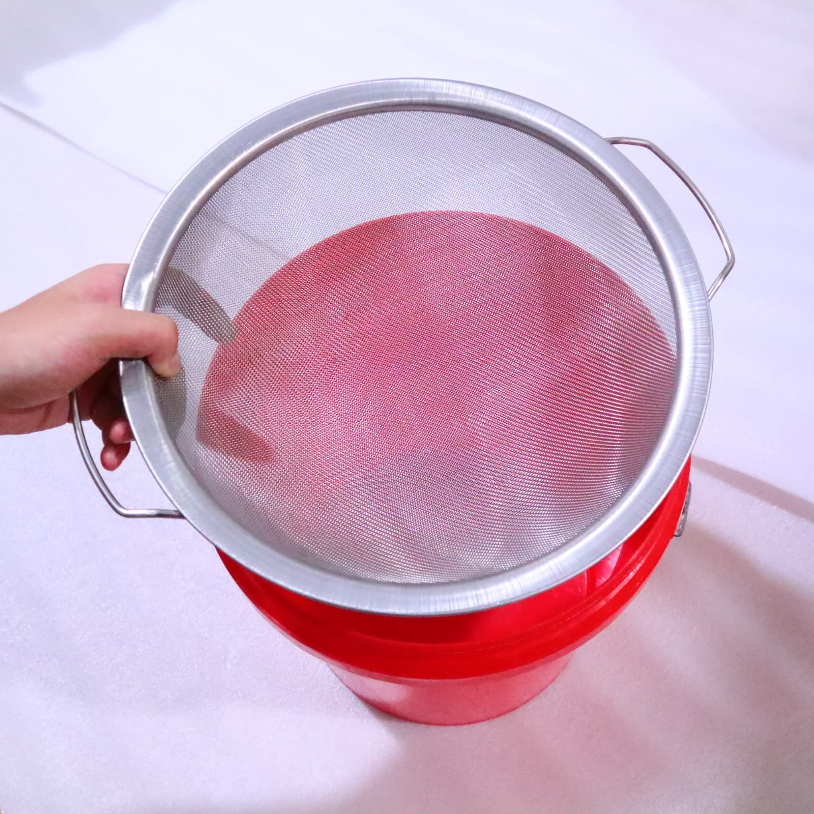 ZHUITU easy-clean design allows washing with soap and water.
