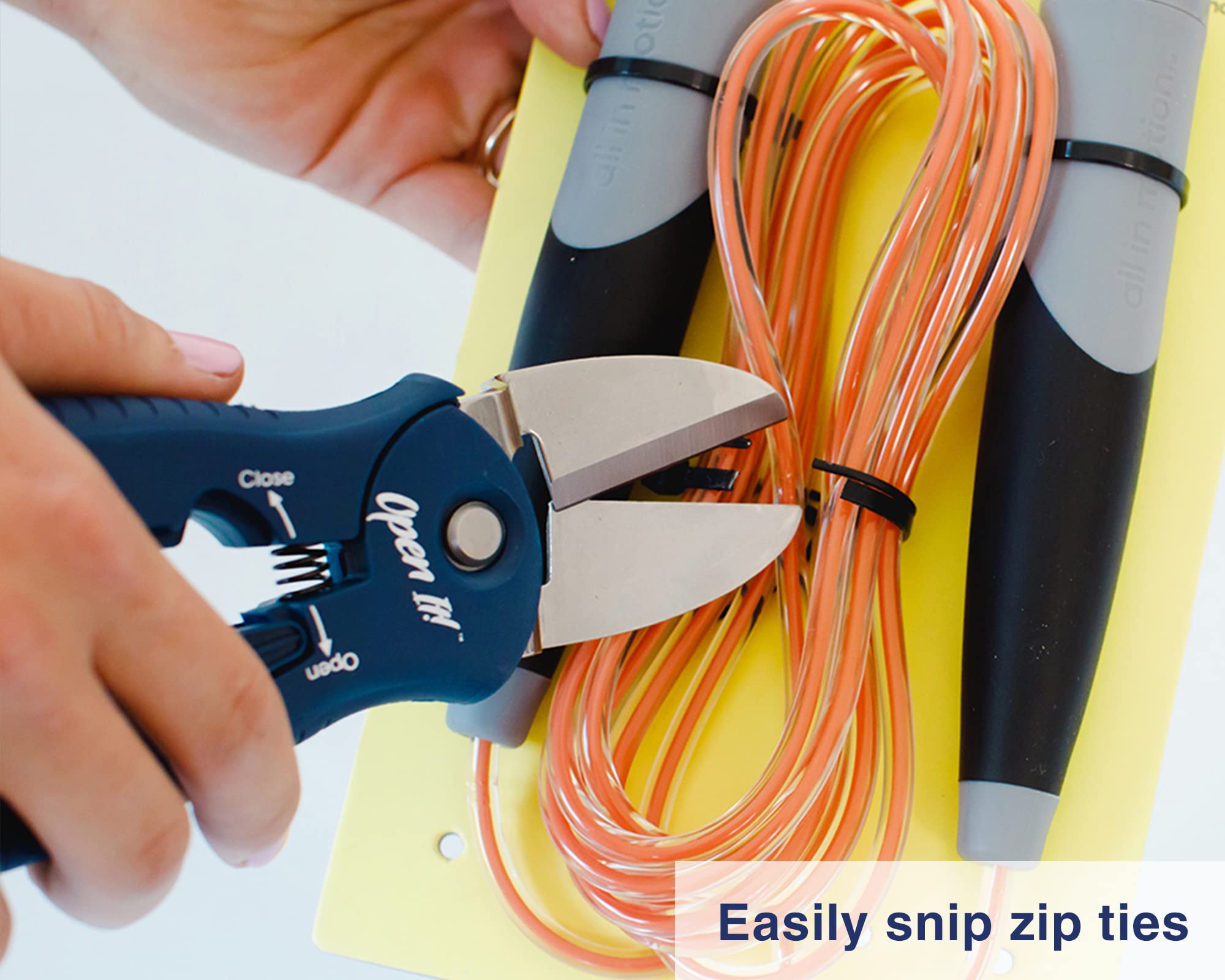 Zibra Open-It! blue retractable razor blade for precise slicing.